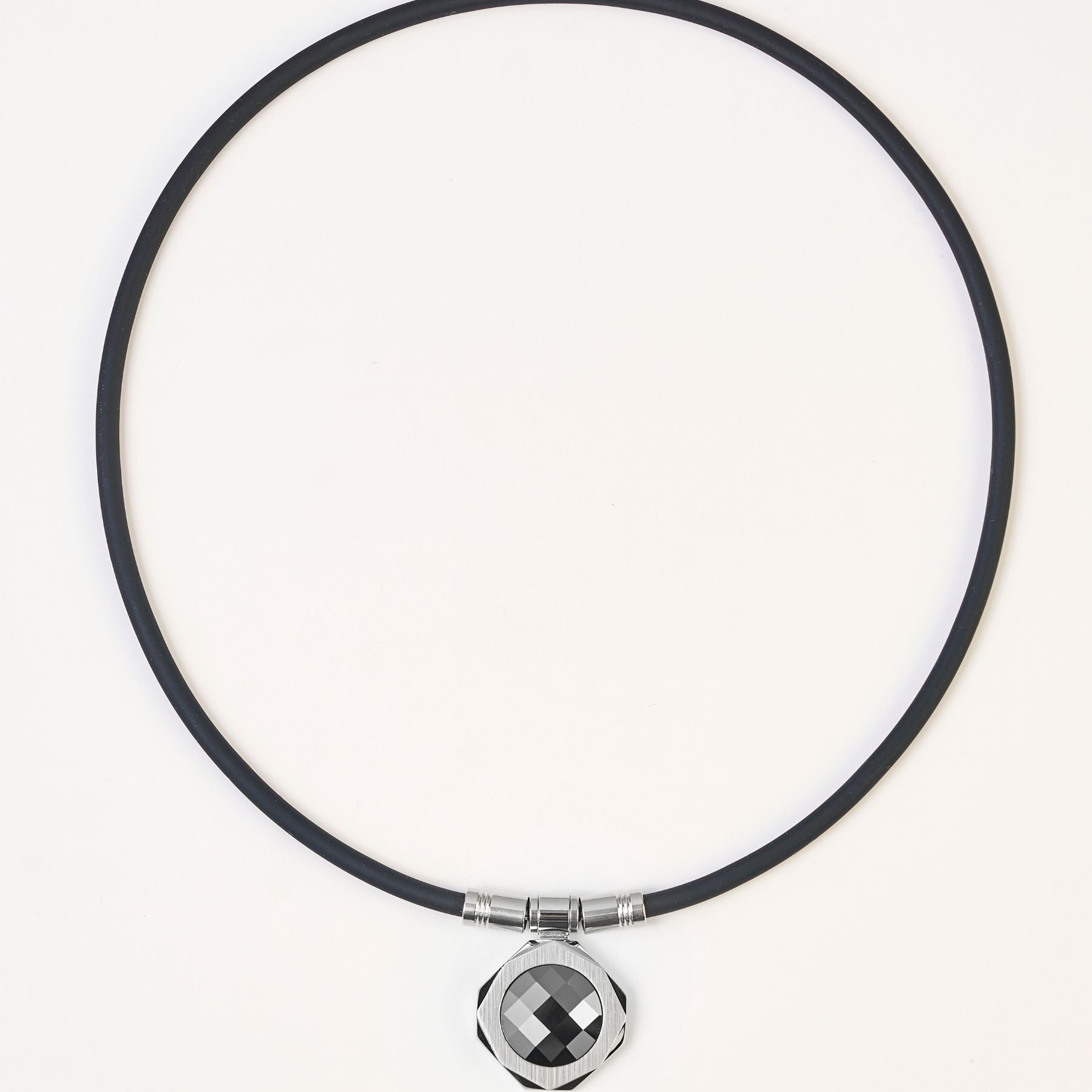 UNrust アンラスト Ray Edge レイエッジ 磁気ネックレス シルバー 商品単体 俯瞰