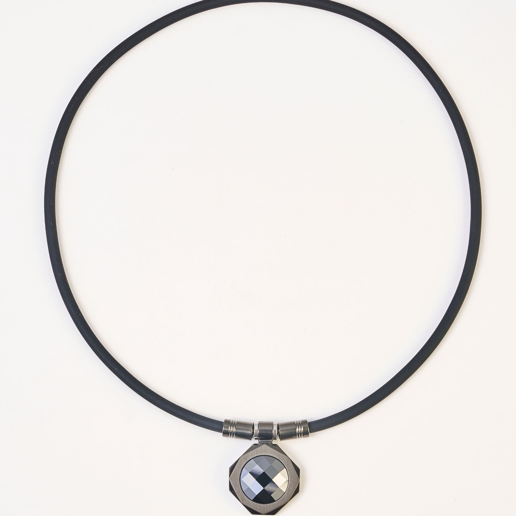 UNrust アンラスト Ray Edge レイエッジ 磁気ネックレス ブラック 商品単体 俯瞰